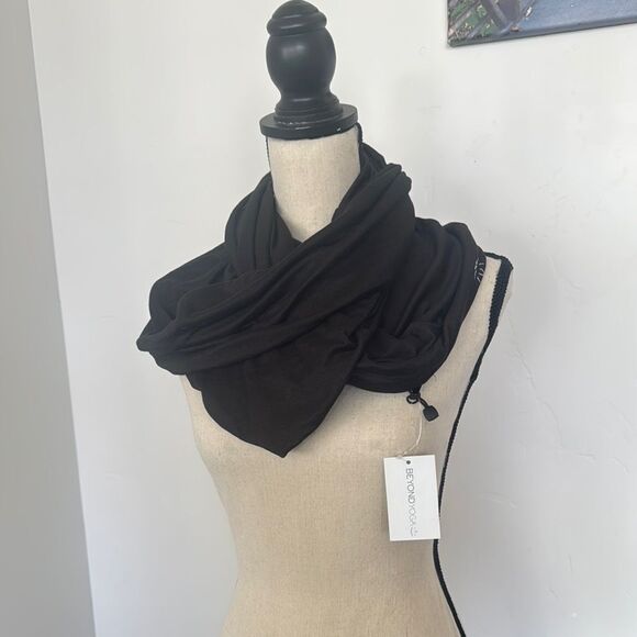 Beyond Yoga Pocket Infinity Scarf Matte Black Versatile Lightweight Wrap NWT - Picture 2 of 8